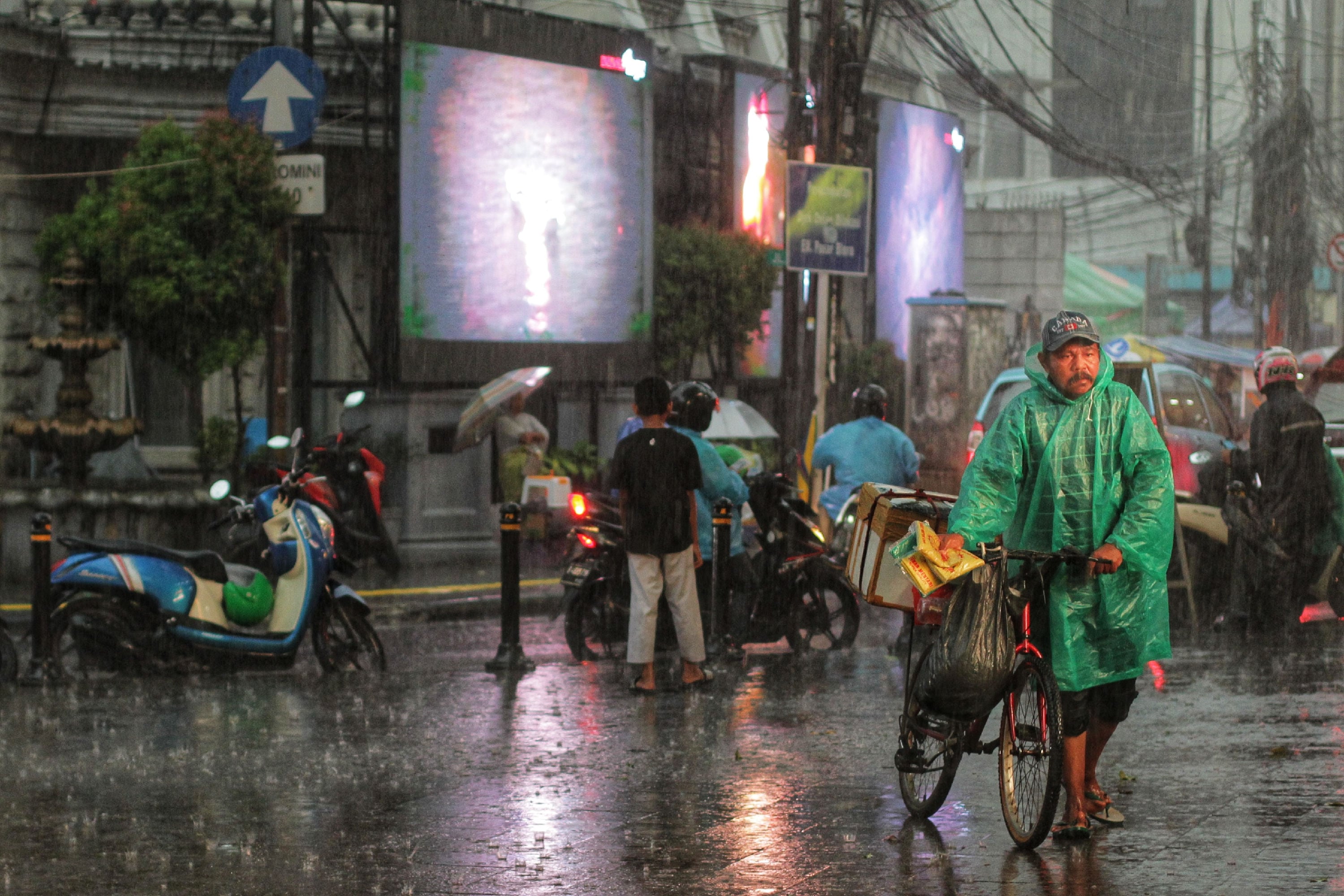 Hujan deras mengguyur kawasan Dukuh Atas, Jakarta Pusat