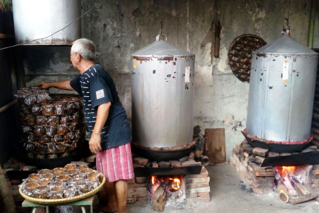 Produksi rumahan kue keranjang di Purwakarta, Jawa Barat.