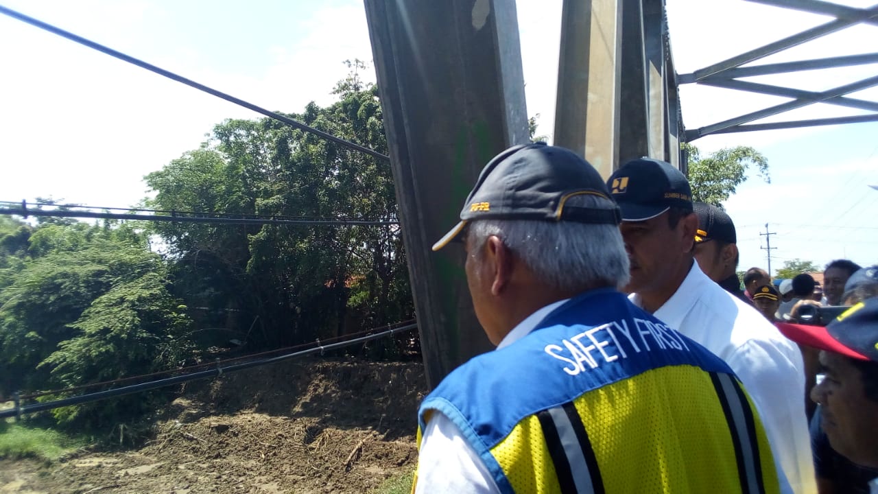 Menteri PUPR Basuki Hadimuljono meninjau Sungai Babakan dari  Jembatan Sungai Babakan di Daesa/ Kecamatan Ketanggungan, Brebes.