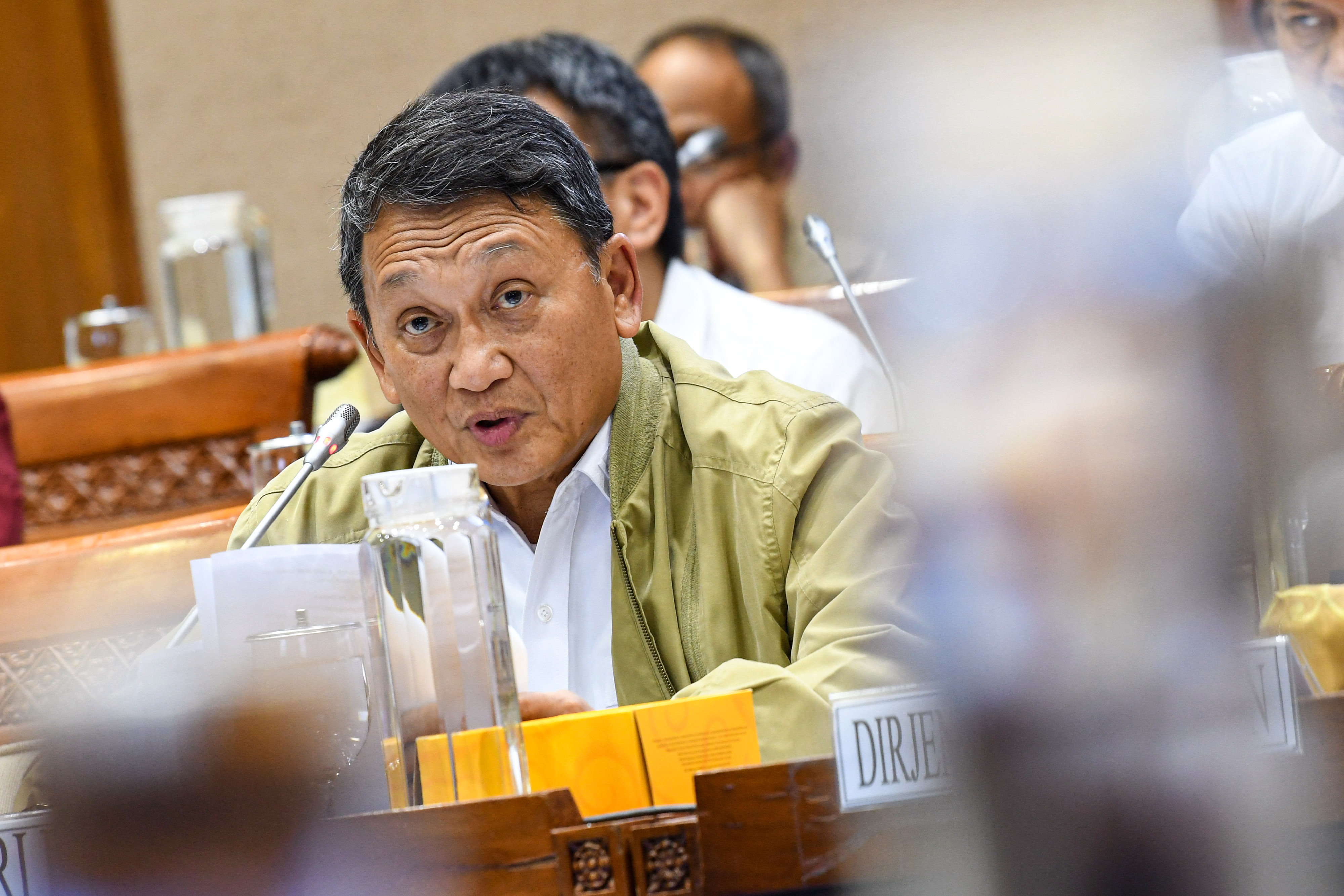 Menteri ESDM Arifin Tasrif memaparkan kinerja saat Rapat Kerja dengan Komisi VII DPR di Kompleks Parlemen, Jakarta, Senin (27/1)