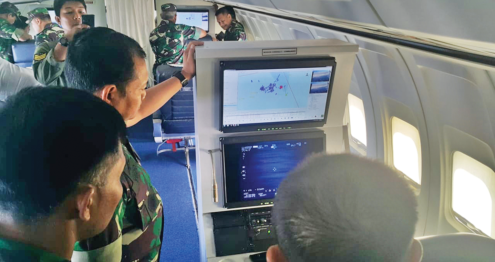 Panglima Komando Gabungan Wilayah Pertahanan I Laksdya Yudo Margono (kedua dari kiri) memantau kapal asing yang masih berada di Laut Natuna.