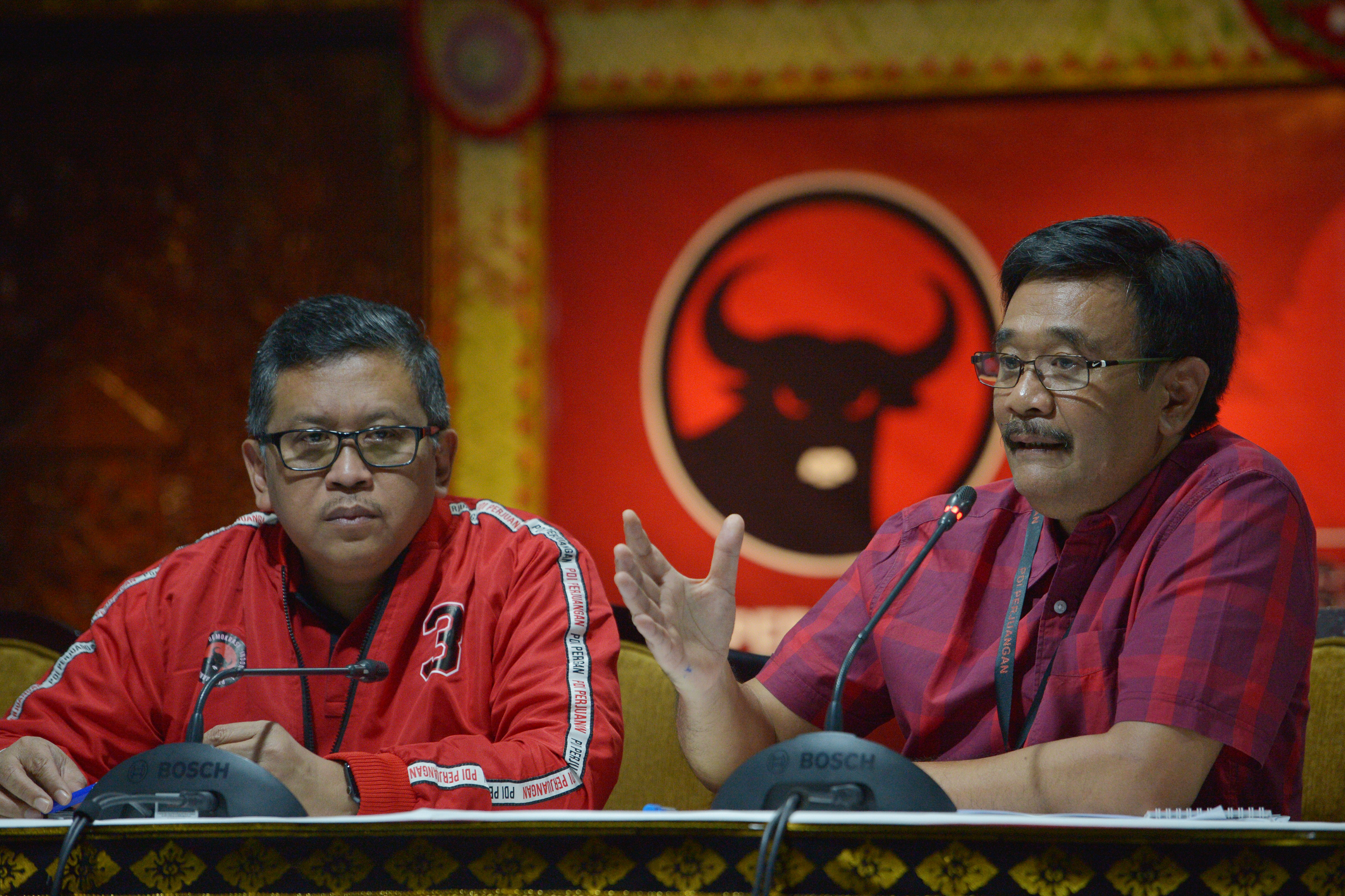 Ketua DPP PDIP Djarot Saiful Hidayat (kanan) bersama Sekjen PDIP Hasto Kristiyanto (kiri)