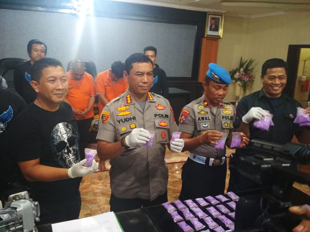 Jajaran Satres Narkoba Polrestabes Makassar, menggagalkan upaya peredaran ribuan pil ekstasi di Kota Makassar