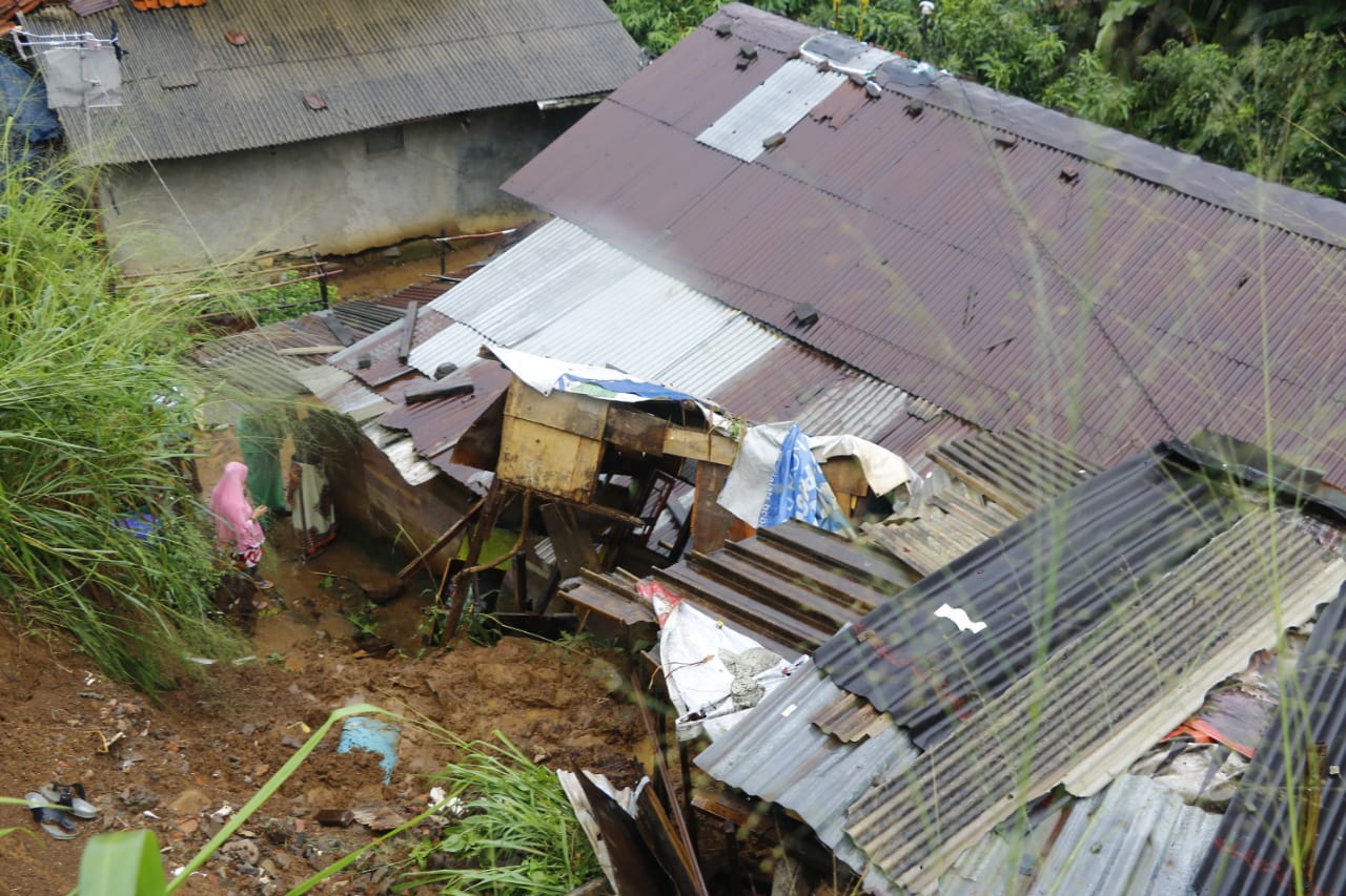 Rumah di Bibir Cipakancilan Longsor, Satu Orang Tewas Tertimbun