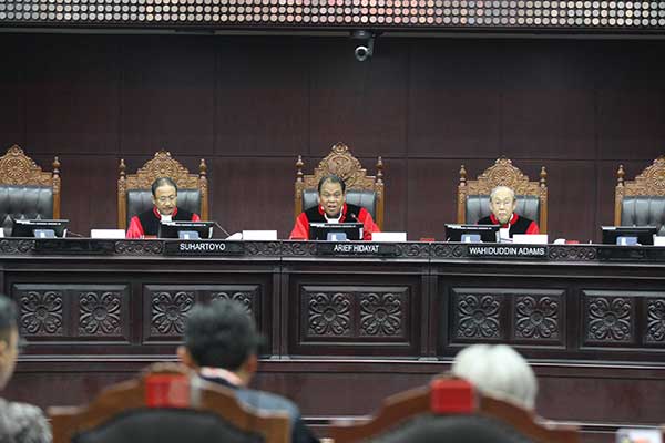 Hakim Konstitusi Arief Hidayat memimpin sidang Pengujian UU Nomor 30 Tahun 2002 tentang Komisi Pemberantasan Tindak Pidana Korupsi (KPK)