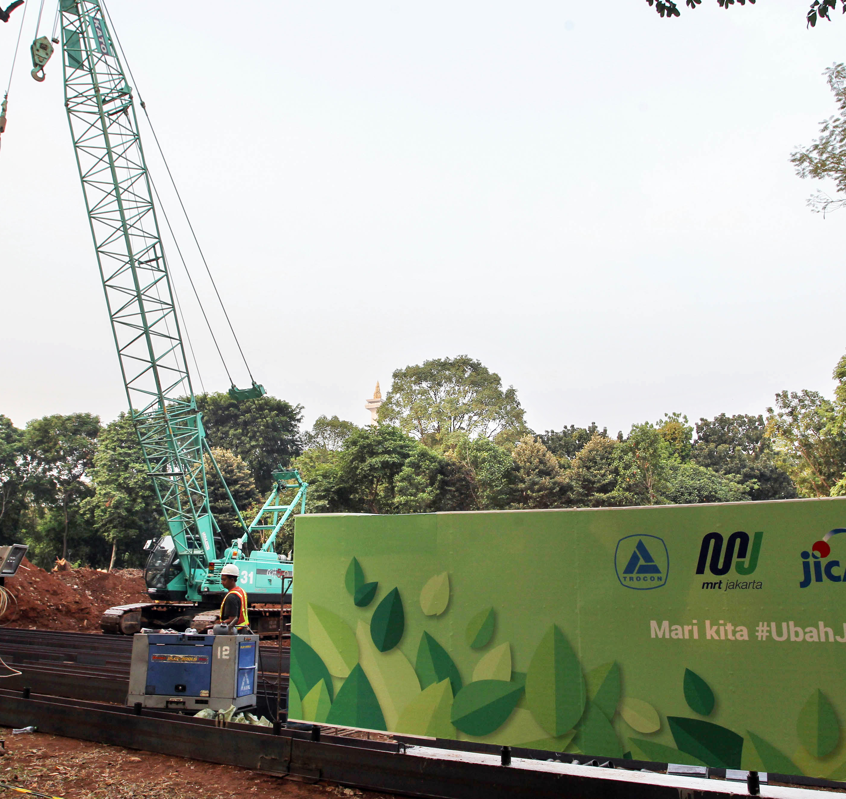 Alat berat dikerahkan untuk melakukan penggalian pada pembangunan proyek MRT Fase II di kawasan Monumen Nasional.