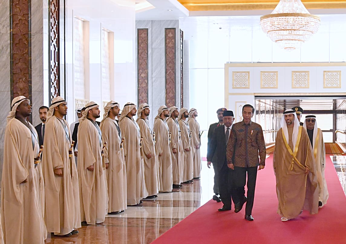 Presiden Joko Widodo berjalan bersama Putra Mahkota UEA Mohamed bin Zayed