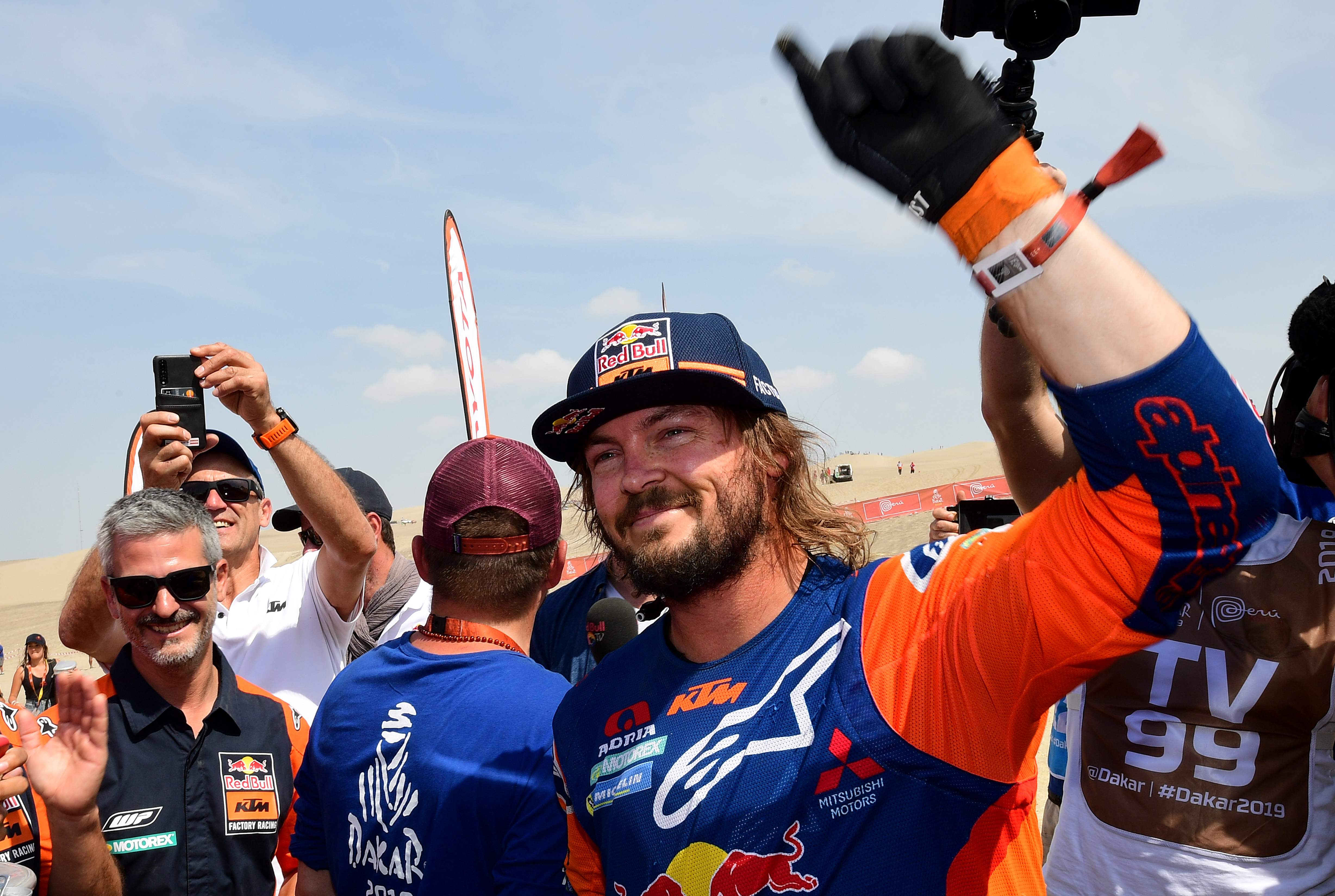 Pengendara sepeda motor Australia, Toby Price merayakannya setelah memenangkan Reli Dakar 2019,  