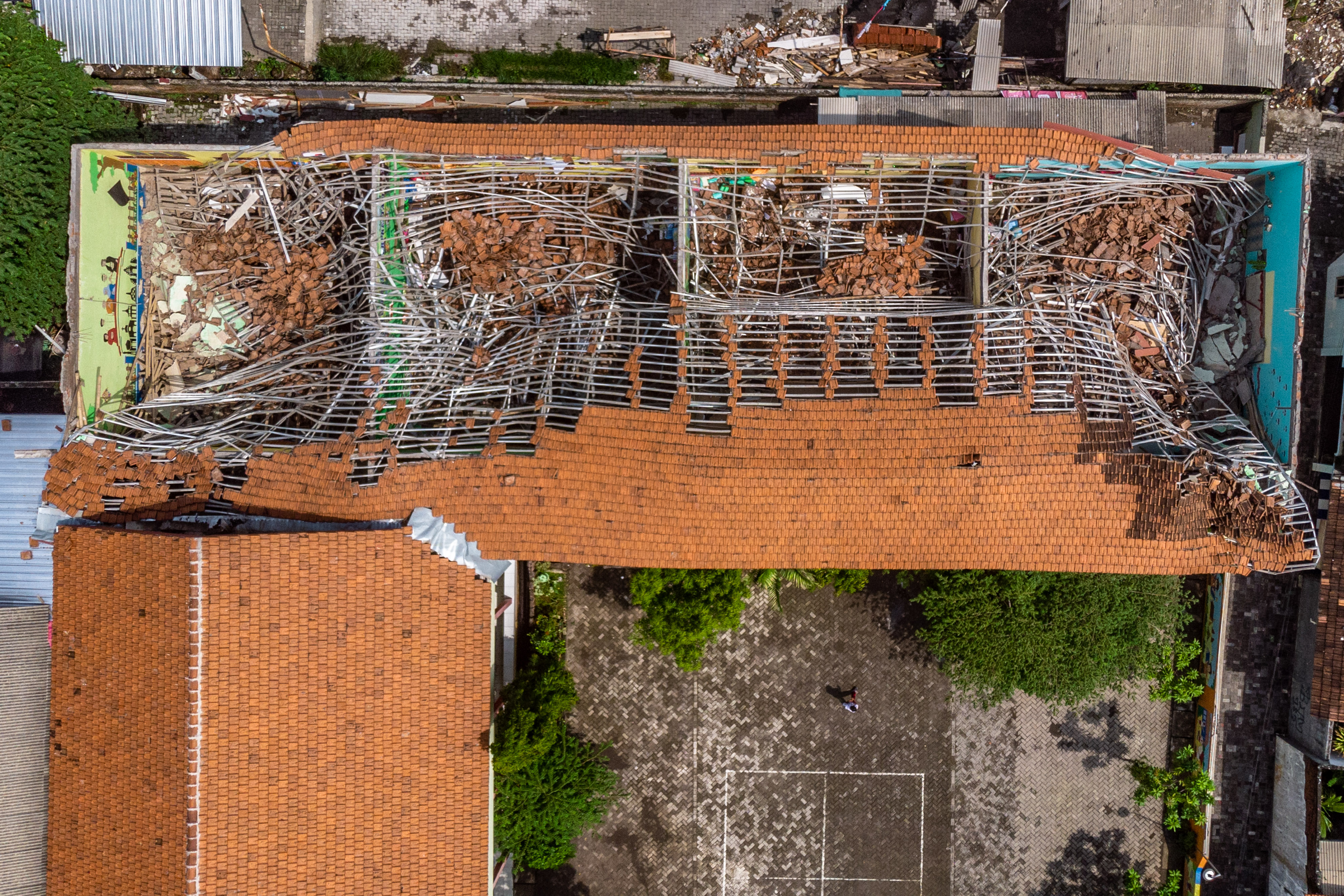 Foto udara suasana ruang kelas atapnya runtuh di SD N 1 Palebon, Pedurungan, Semarang, Jawa Tengah, Selasa (7/1/2020). 