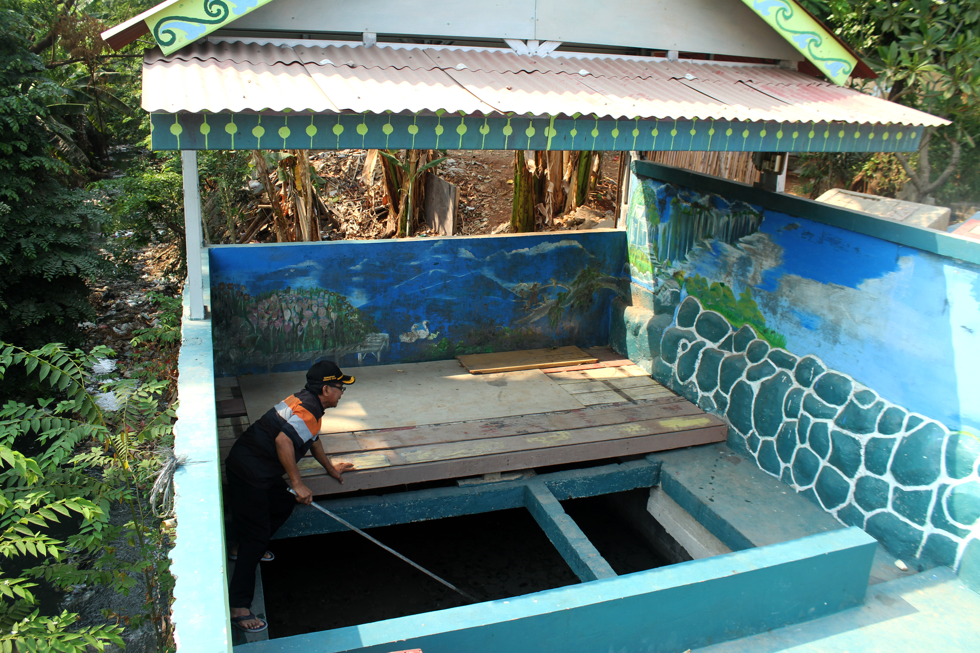 Ilustrasi: Warga membersihkan sampah plastik di sumur Instalasi Pengolahan Air Limbah (IPAL) komunal, di kawasan Kalibaru, Bekasi