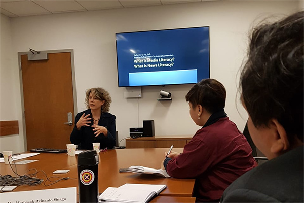 Peserta IVLP berdiskusi dengan  Profesor Katherine Fry 