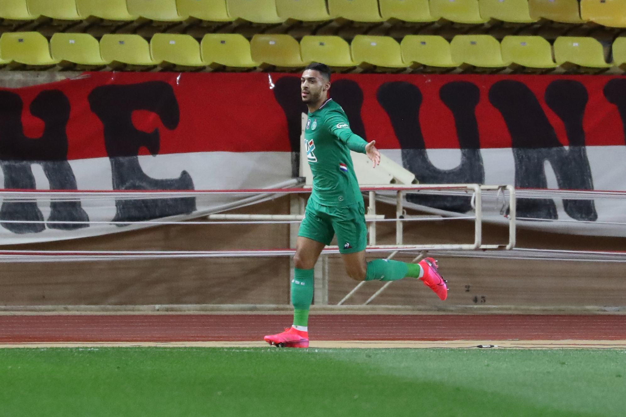 Denis Bouanga melakukan selebrasi usai mencetak gol ke gawang Monaco di laga Coupe de France.