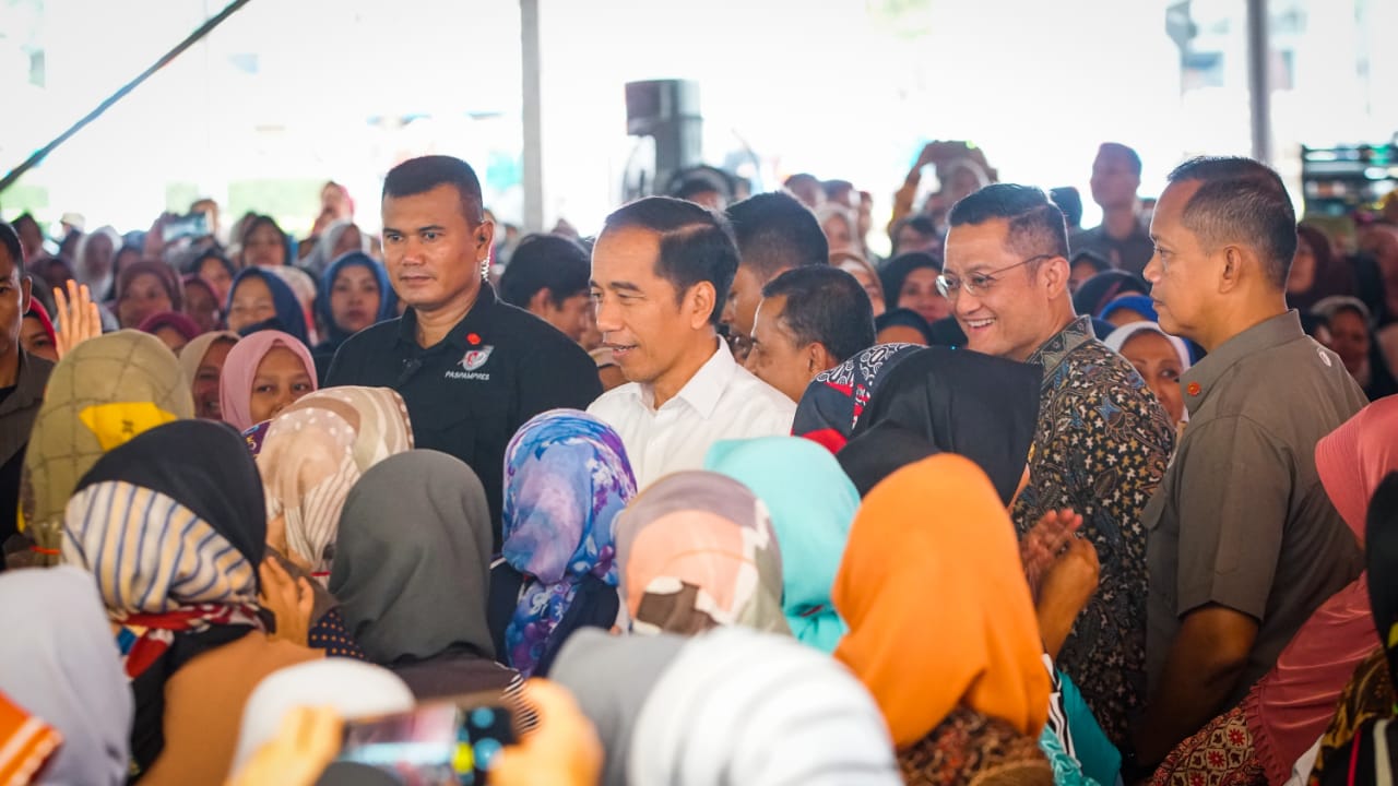 Presiden Jokowi meninjau penyerahan bantuan sosisal PKH di Lapangan Rajawali, Kota Cimahi, Bandung, Jawa Barat, Rabu (29/1).