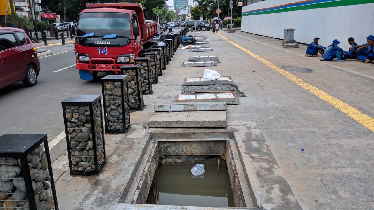 Sebanyak 10 penutup saluran air di Cikini dibuka, Sabtu (18/1).