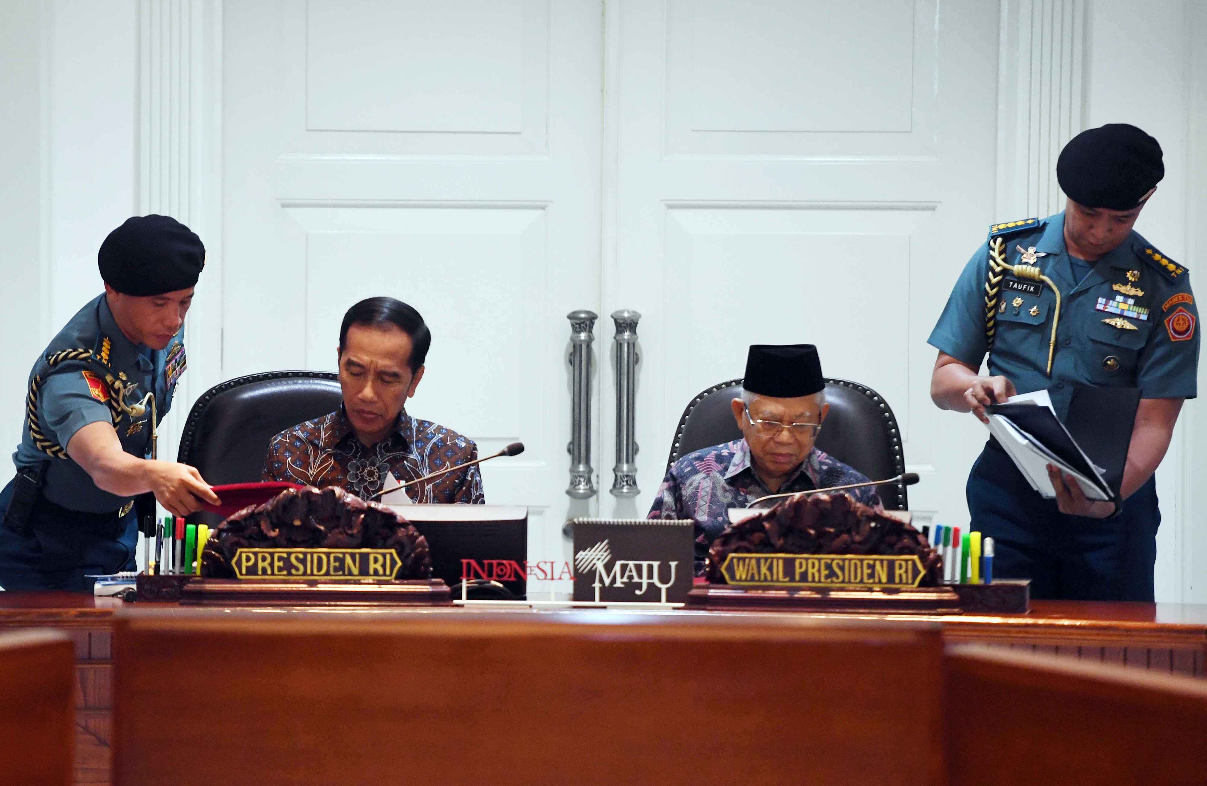 Presiden Joko Widodo didampingi Wakil Presiden Ma'ruf Amin bersiap memimpin rapat terbatas di Kantor Presiden, Jakarta.