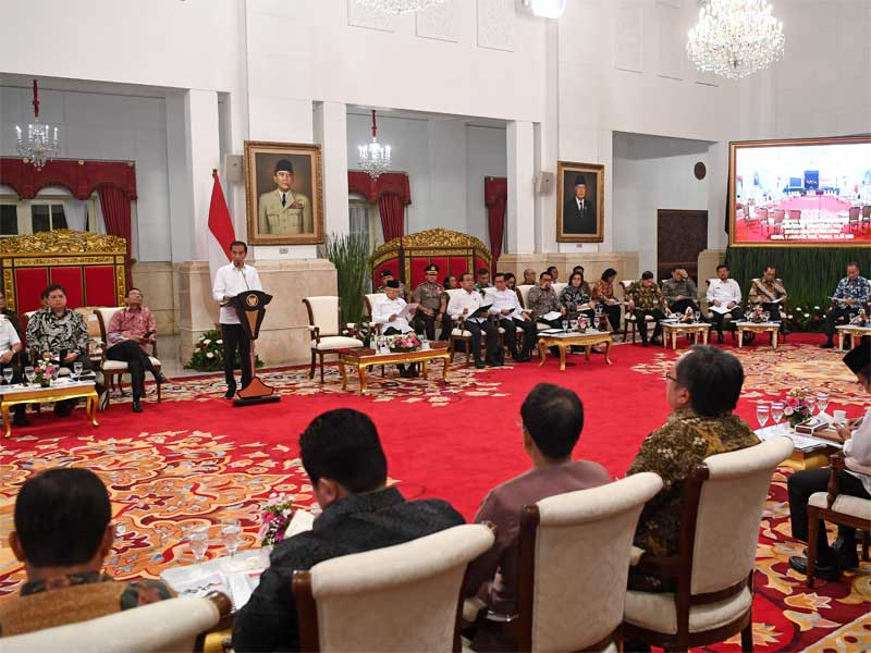 Presiden Joko Widodo didampingi Wakil Presiden Ma'ruf Amin (keempat kiri) memberikan arahan ketika memimpin Sidang Kabinet Paripurna.