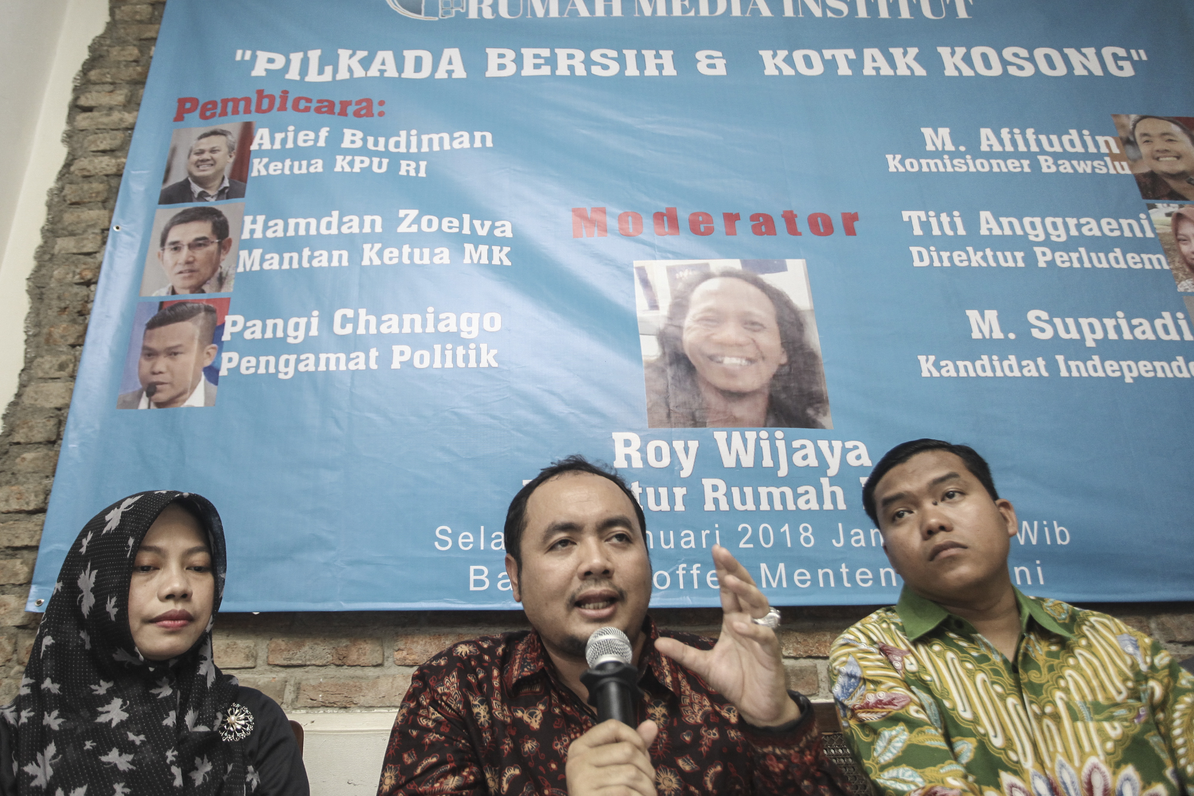 Komisioner Bawaslu M. Afifudin (tengah)