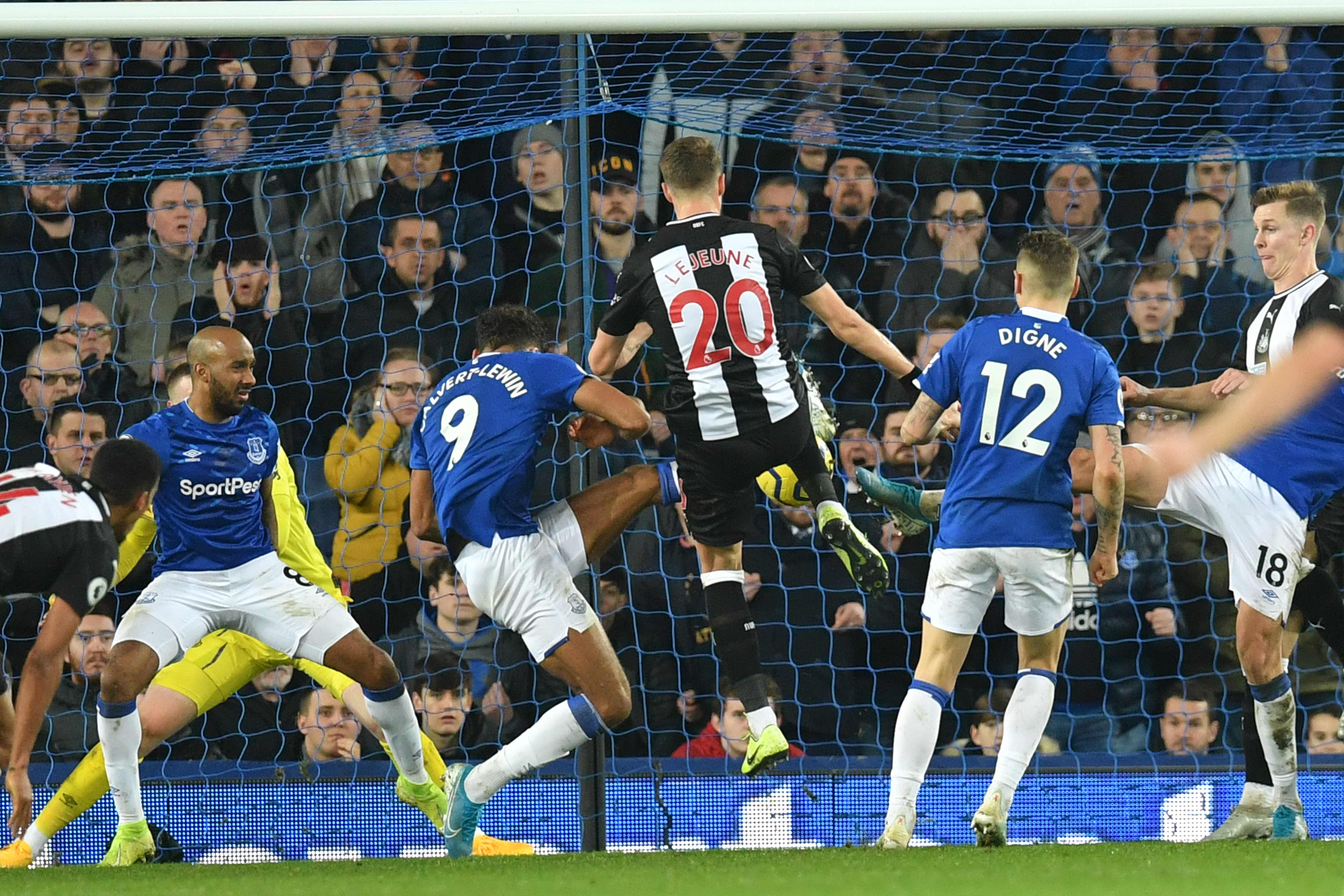 Penyerang Newcastle United Florian Lejeune (tengah) mencetak gol ke gawang Everton.