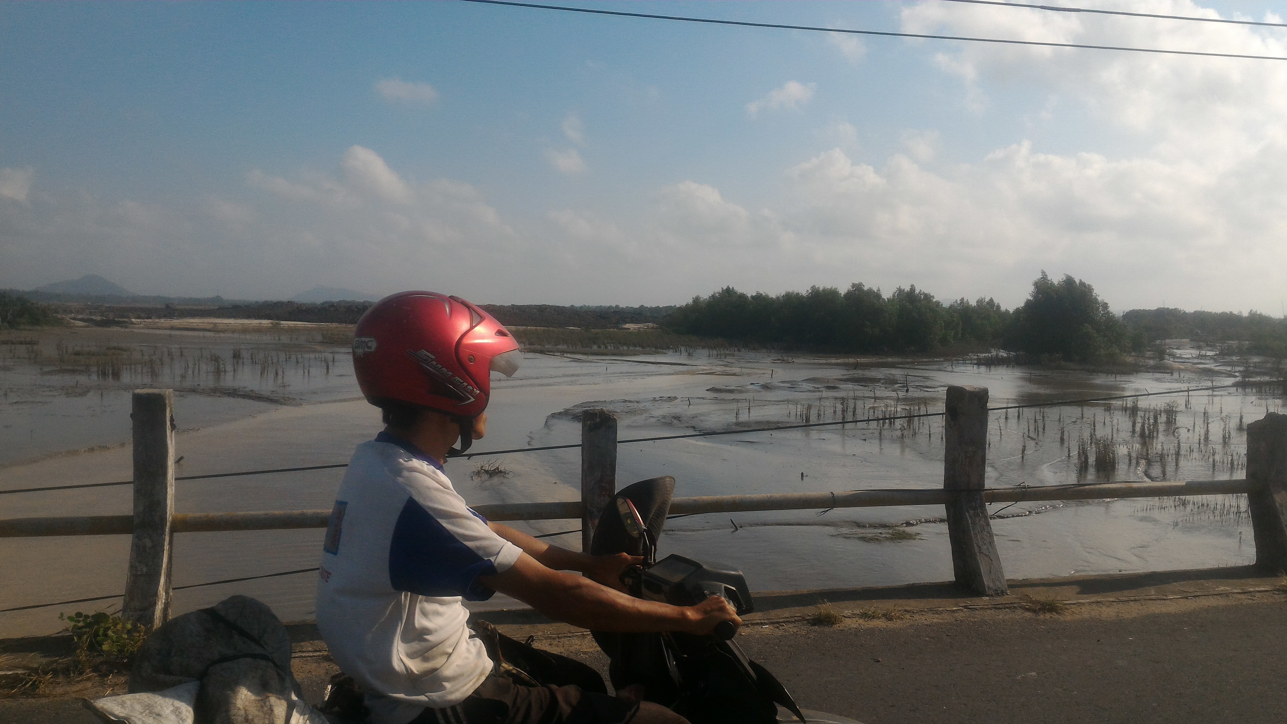 Aktivitas penambangan pasir timah di Sungai Air Anyir,  Merawang Bangka menyebabkan rusaknya daerah aliran sungai.