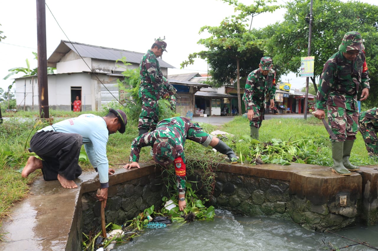 TNI Dikerahkan Bersihkan Saluran Persawahan 