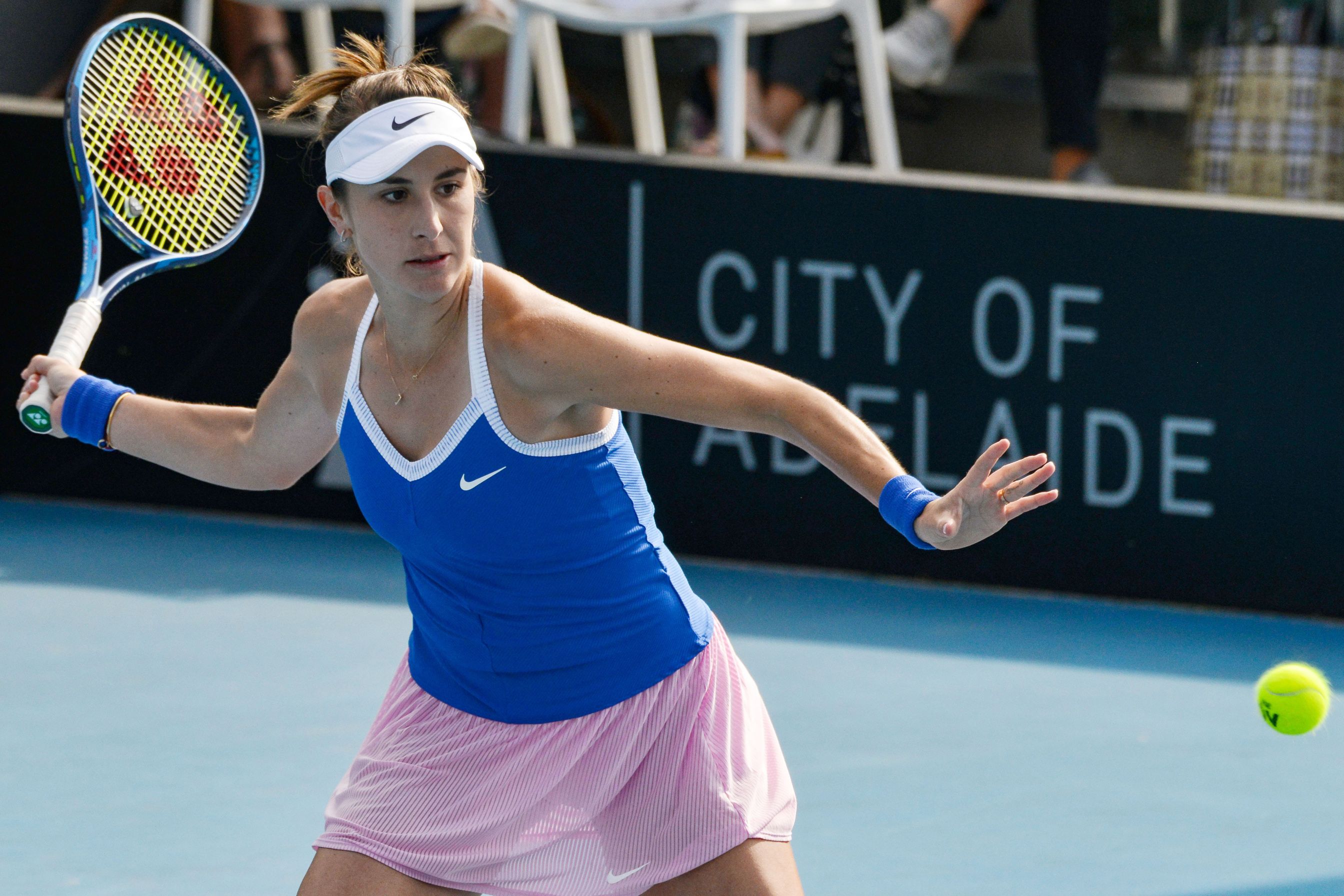 Petenis Belinda Bencic berusaha mengembalikan bola ke arah Danielle Collins dari AS. 