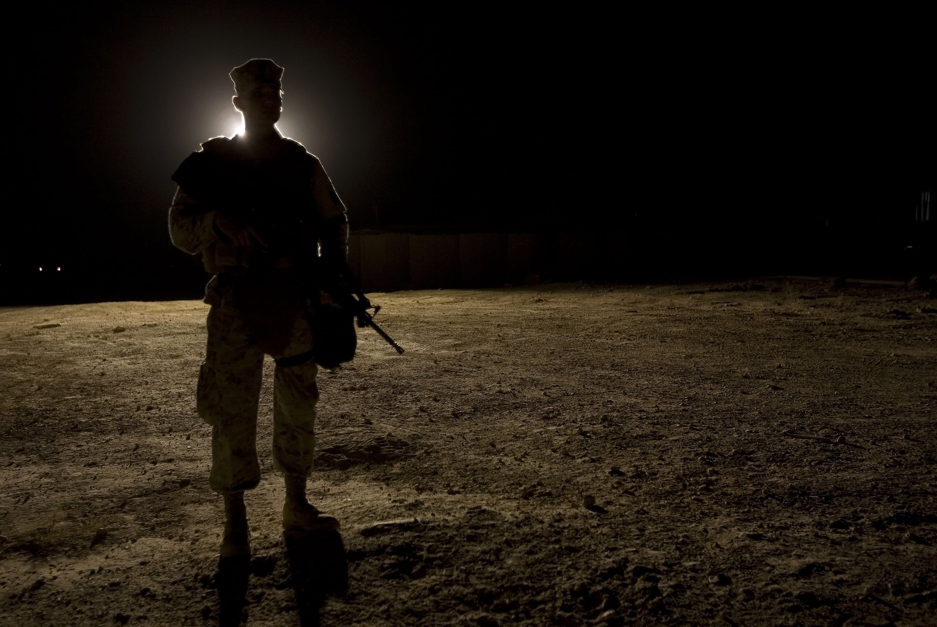 Seorang personel militer AS berjaga-jaga di sebuah markas militer di Irak