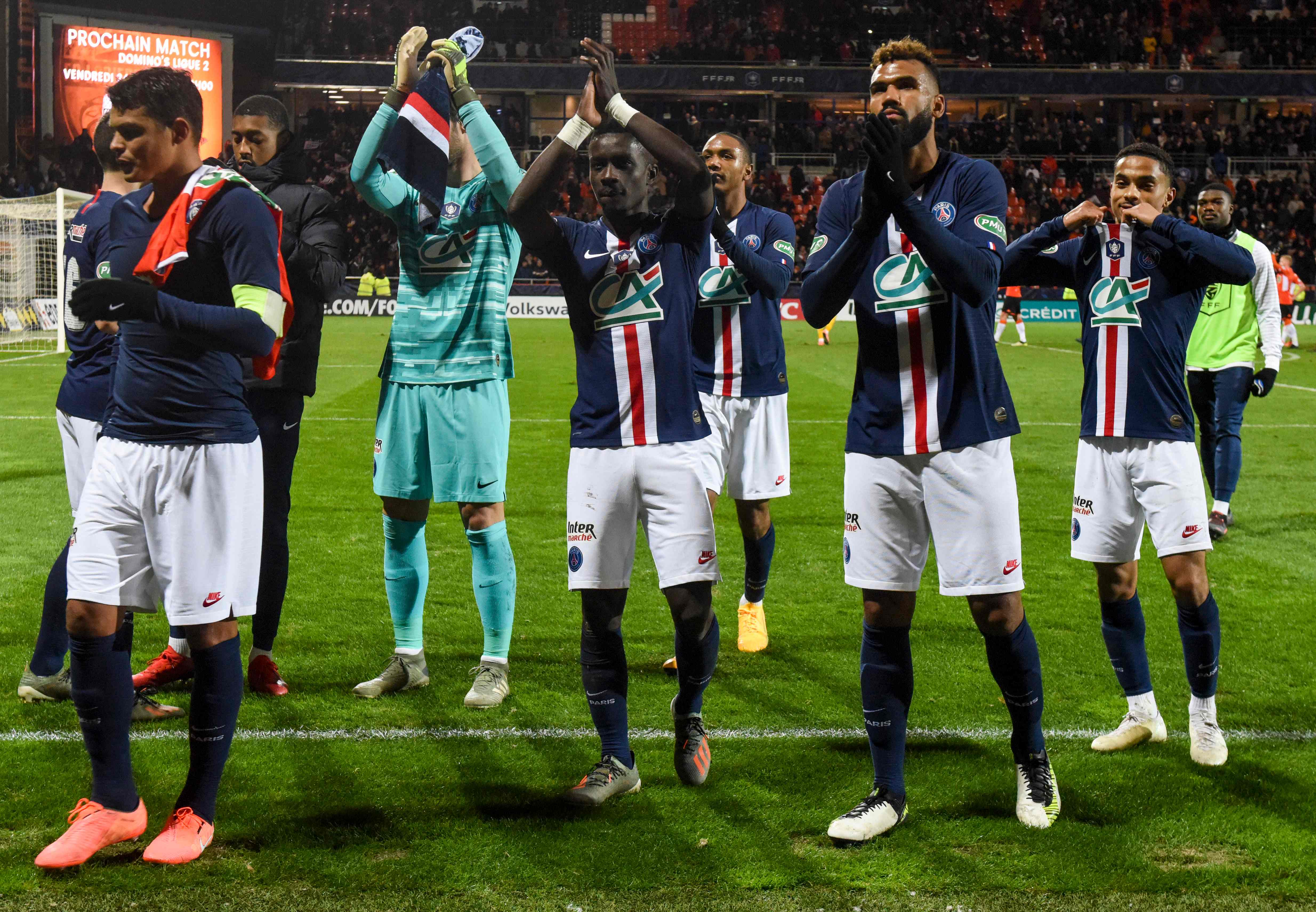 Para pemain Paris Saint-Germain menyapa pendukung mereka selepas laga Coupe de France melawan Lorient