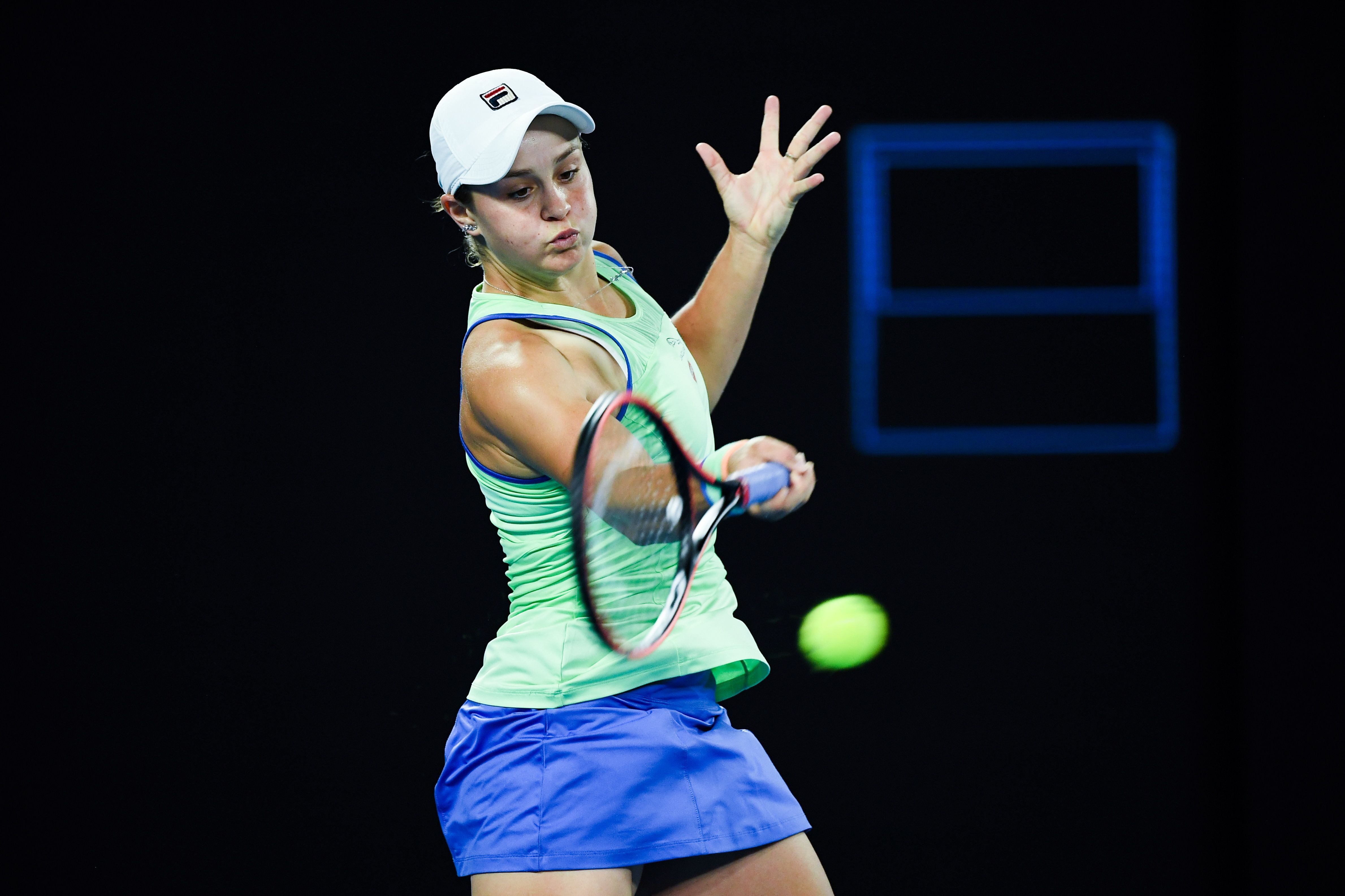 Petenis tuan rumah Ashleigh Barty berusaha mengembalikan bola ke arah lawannya di turnamen grand slam Australia Terbuka 2020. 