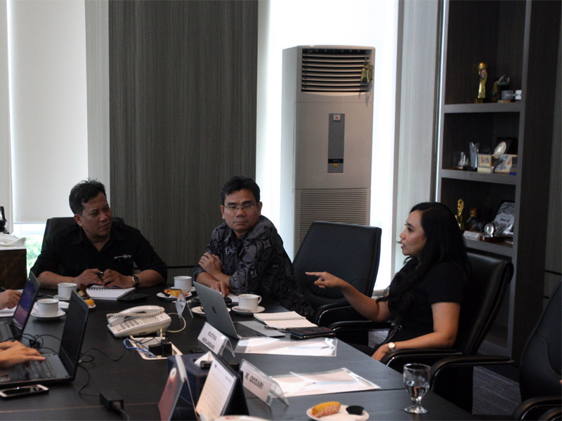 Direktur eksekutif LSI Djayadi Hanan (kedua kanan), bersama Direktur Kom Indonesia Indicator Rustika Herlambang (kanan) 
