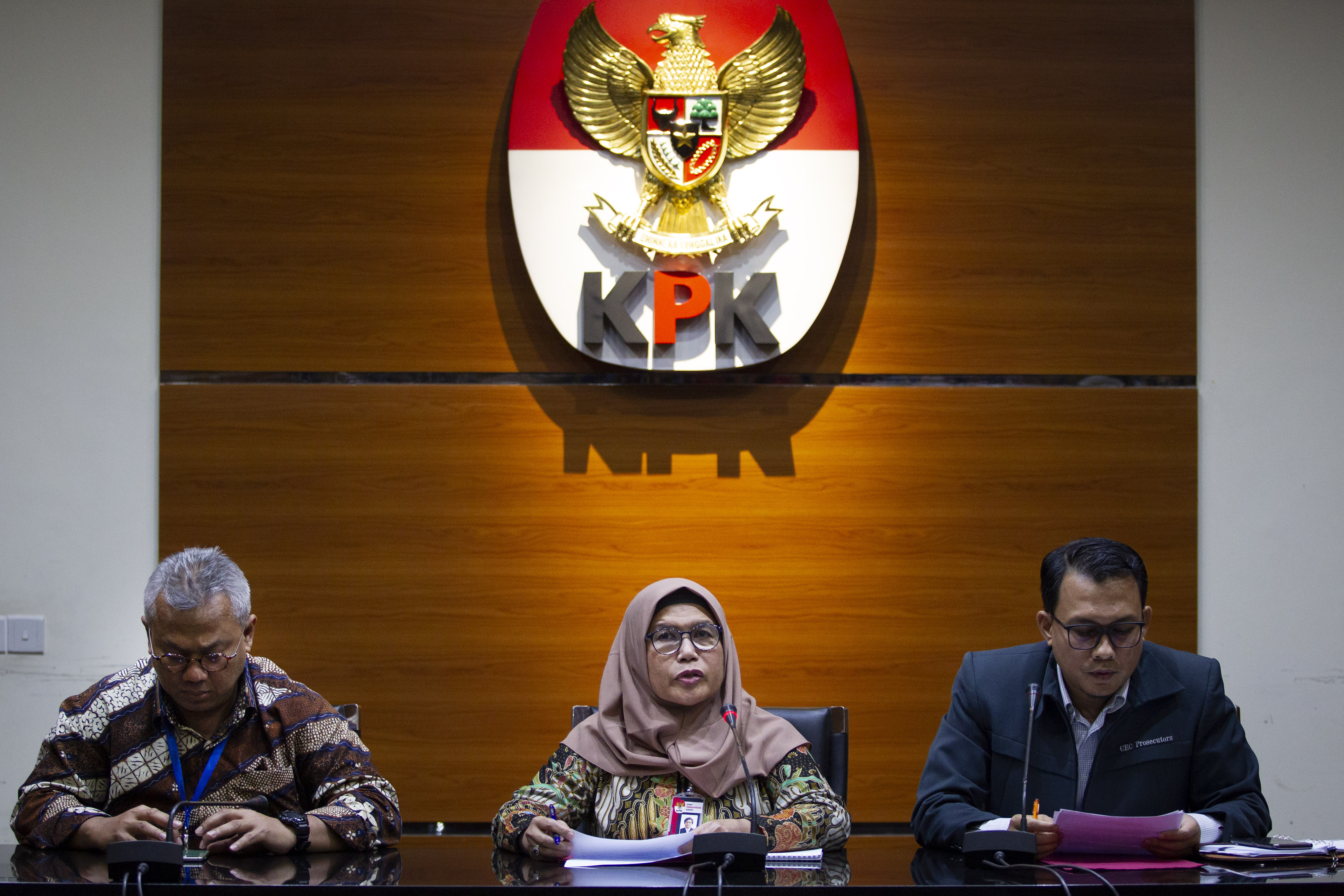 Wakil Ketua KPK Lili Pintauli Siregar (tengah), Ketua KPU Arief Budiman (kiri) dan Plt Juru Bicara KPK Ali Fikri (kanan)