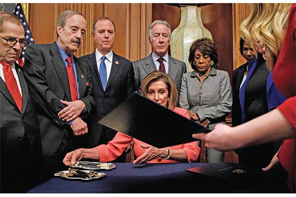 Ketua Dewan Perwakilan Rakyat (DPR) Amerika Serikat (AS) Nancy Pelosi bersiap menandatangani dokumen pasal pemakzulan Presiden Donald Trump 