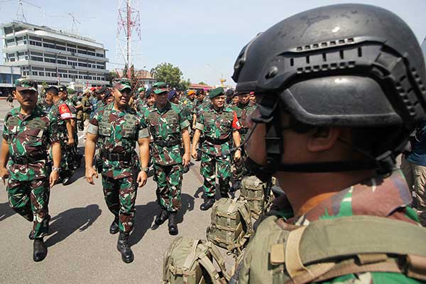 Kepala Staf Angkatan Darat Jenderal TNI Andika Perkasa (kedua kiri) di Dermaga Ujung Koarmada II, Surabaya, Jawa Timur, Kamis (5/9/2019)