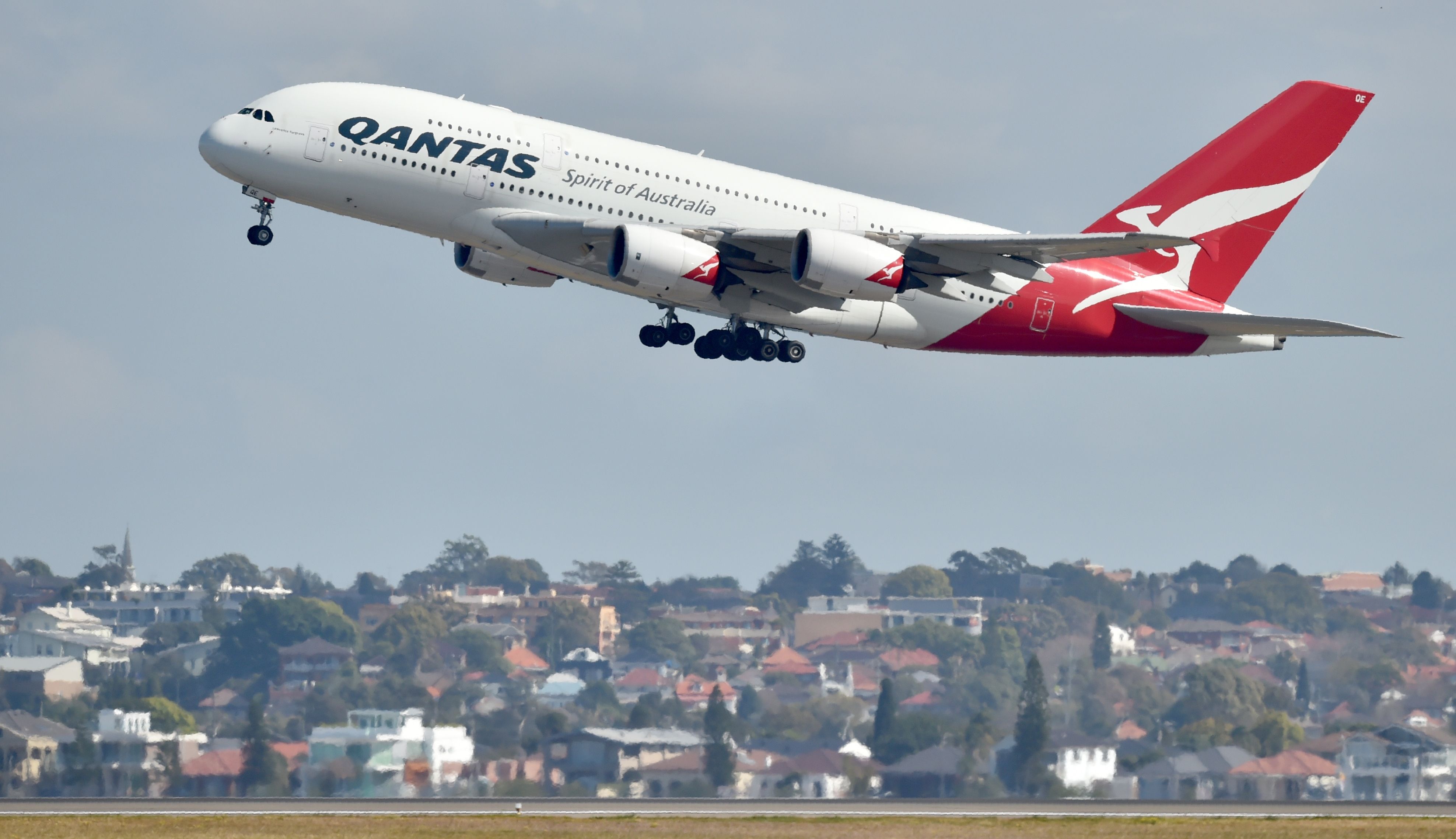 Pesawat Qantas Airbus A380 baru tinggal landas dari Bandara Sydney, Australia, yang akan menerapkan skrining ketat penumpang dari Tiongkok. 