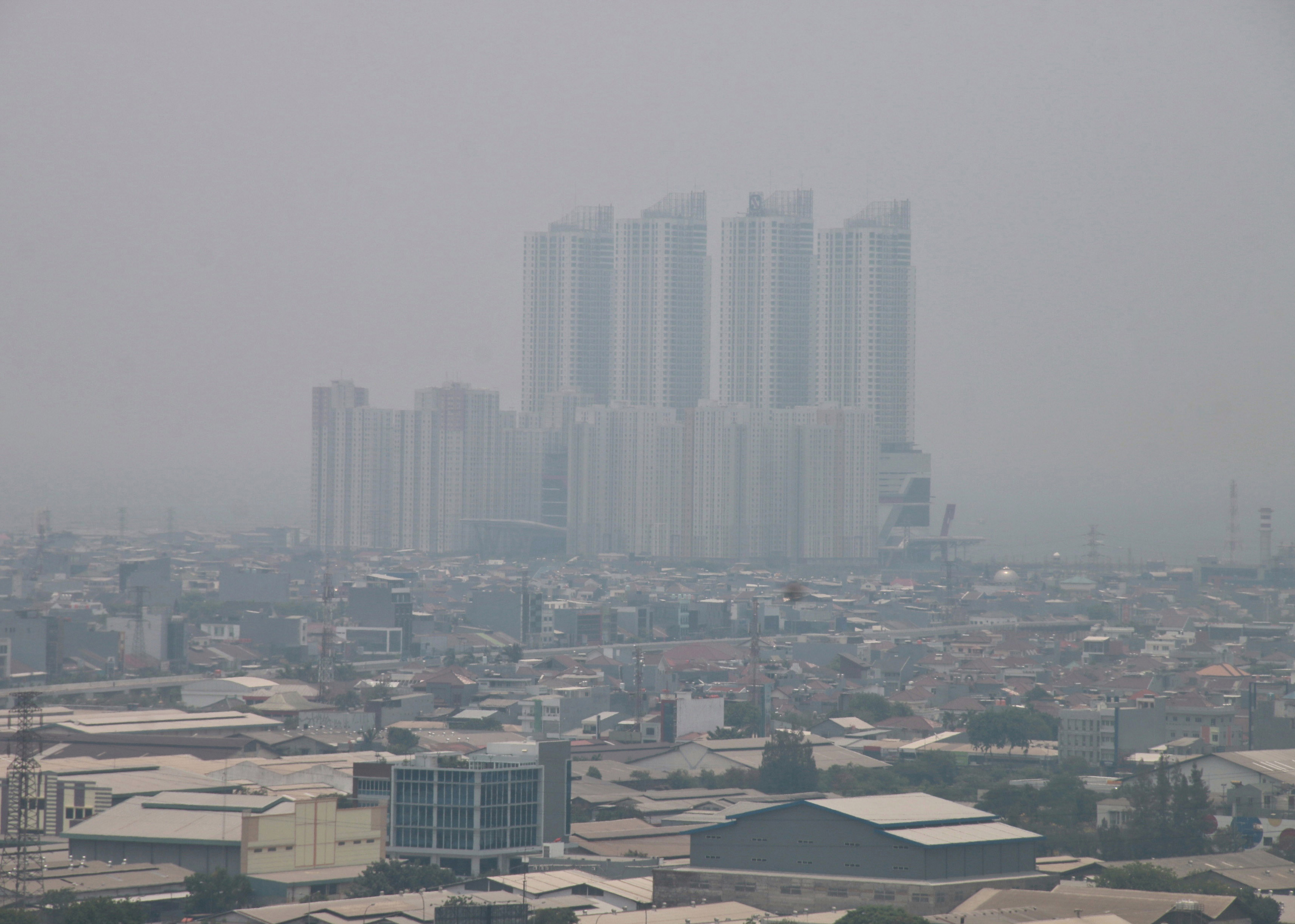 Gedung bertingkat tersamar kabut polusi udara d, Jakarta Utara, akhir tahun lalu.
