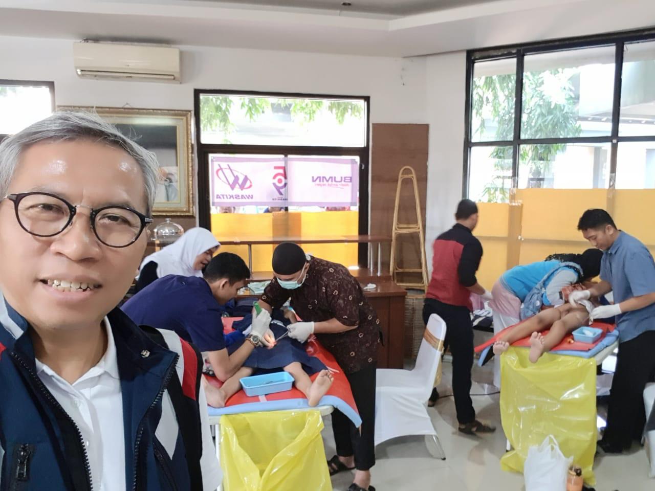 PT Waskita Karya menggelar kegiatan CSR berupa sunatan massal, operasi katarak, serta pemeriksaan dan pengobata nyeri di lima kota.