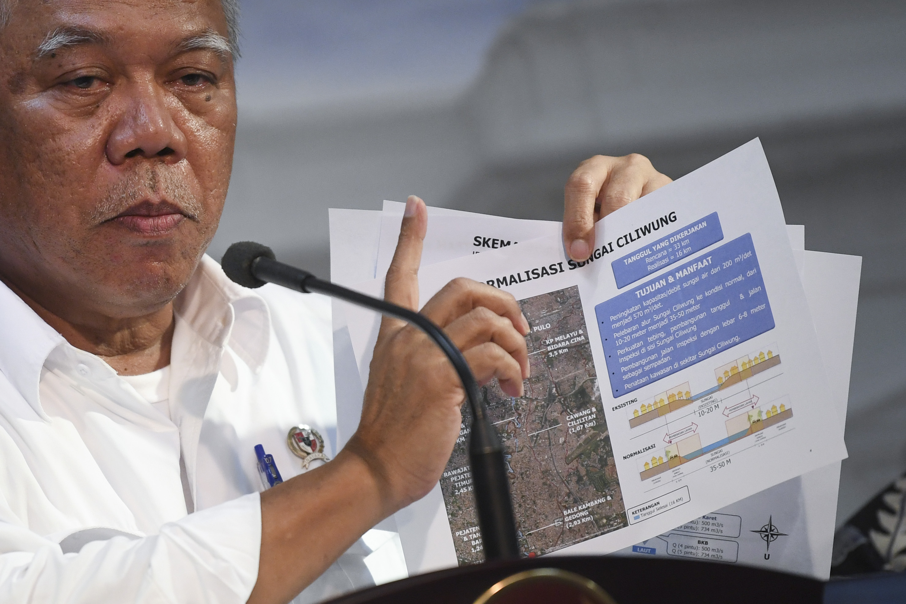 Menteri PUPR Basuki Hadimuljono memberikan keterangan pers seusai rapat kabinet terbatas di Kantor Presiden, Jakarta, hari ini.