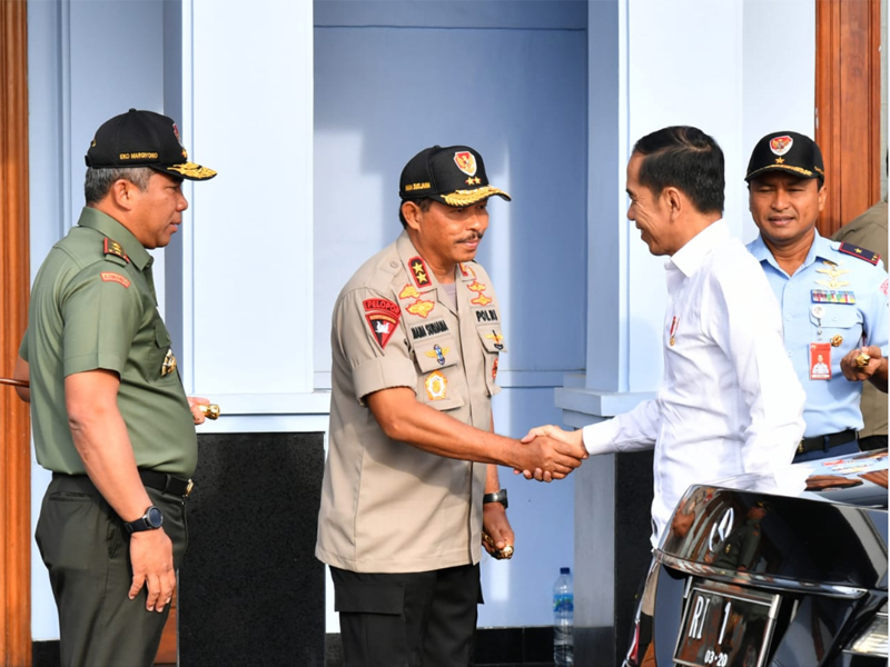 Presiden Jokowi bersalaman dengan Kapolda Metro Jaya Nanan Sudjana sebelum bertolak menuju Kabupaten Natuna, Kepulauan Riau.