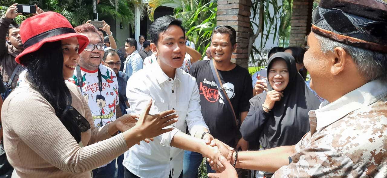 Gibran Makin Rajin Blusukan Kampung Selama Pencalonan diri Sebagai Balon Walikota.