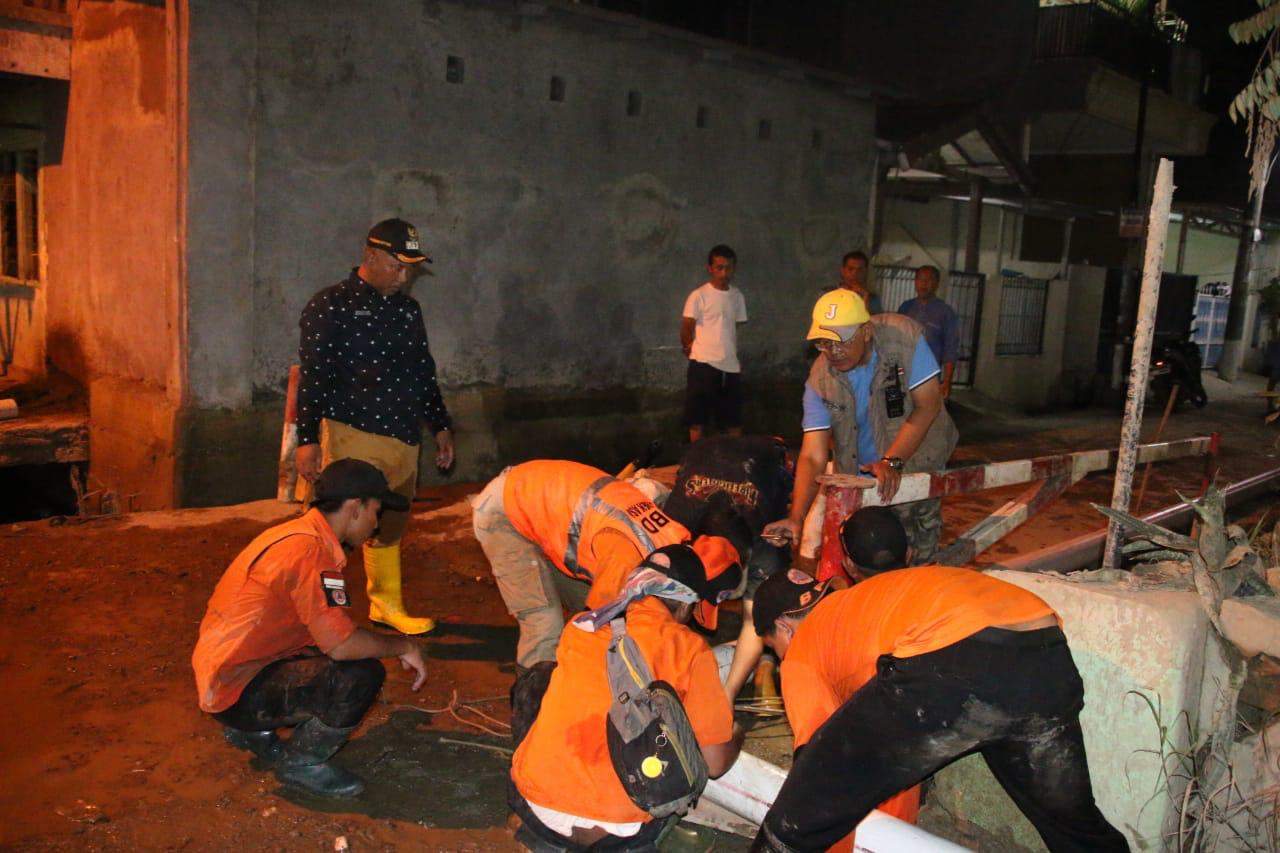 Pembersihan lumpur di Perumahan PGP, Kota Bekasi kemarin, Senin (13/1).