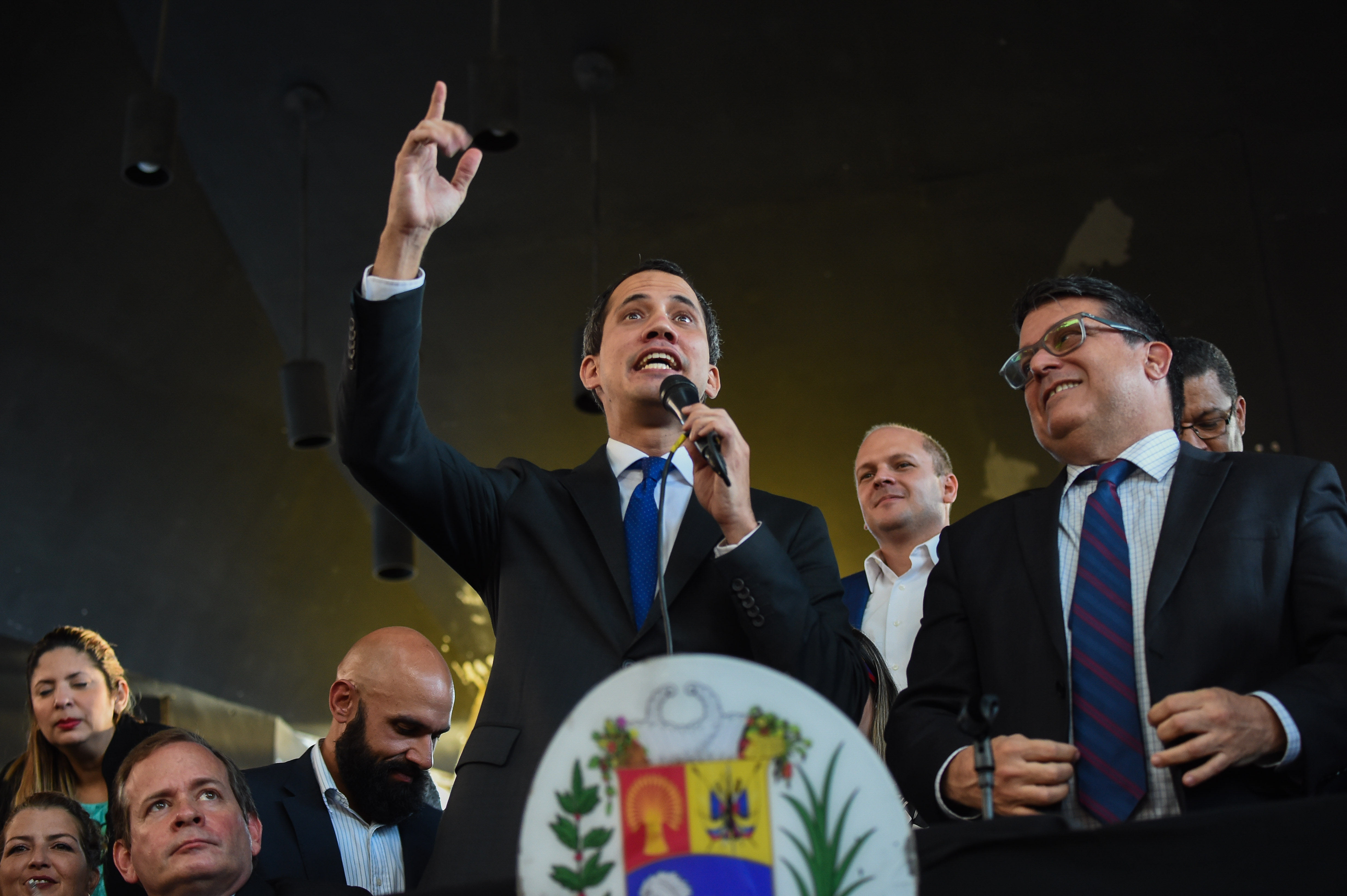  Tokoh oposisi Venezuela Juan Guaido (tengah)  berbicara pada jumpa pers di Caracas, Venezuela, Selasa (7/1).