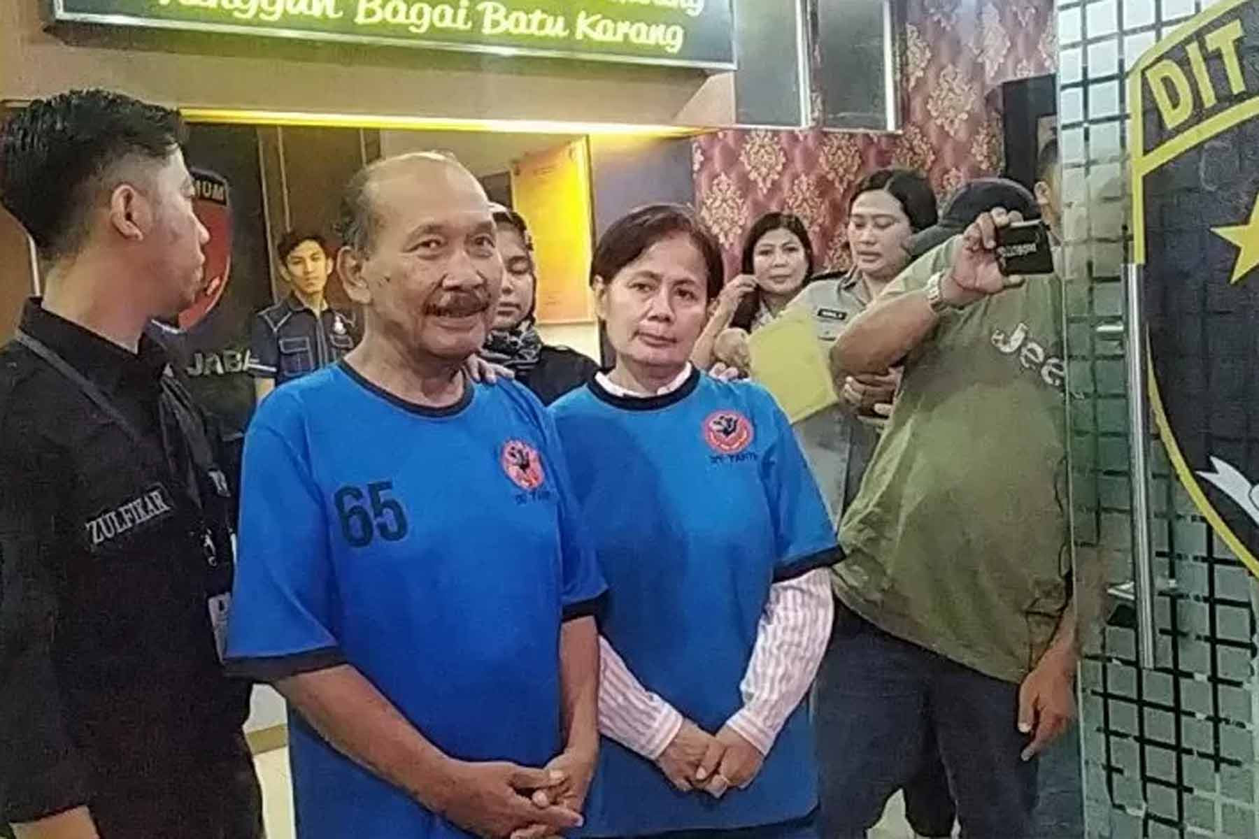 Dua petinggi Sunda Empire, Nasri Banks dan Ratna Ningrum mengenakan baju tersangka di Polda Jawa Barat, Selasa (28/1/2020).