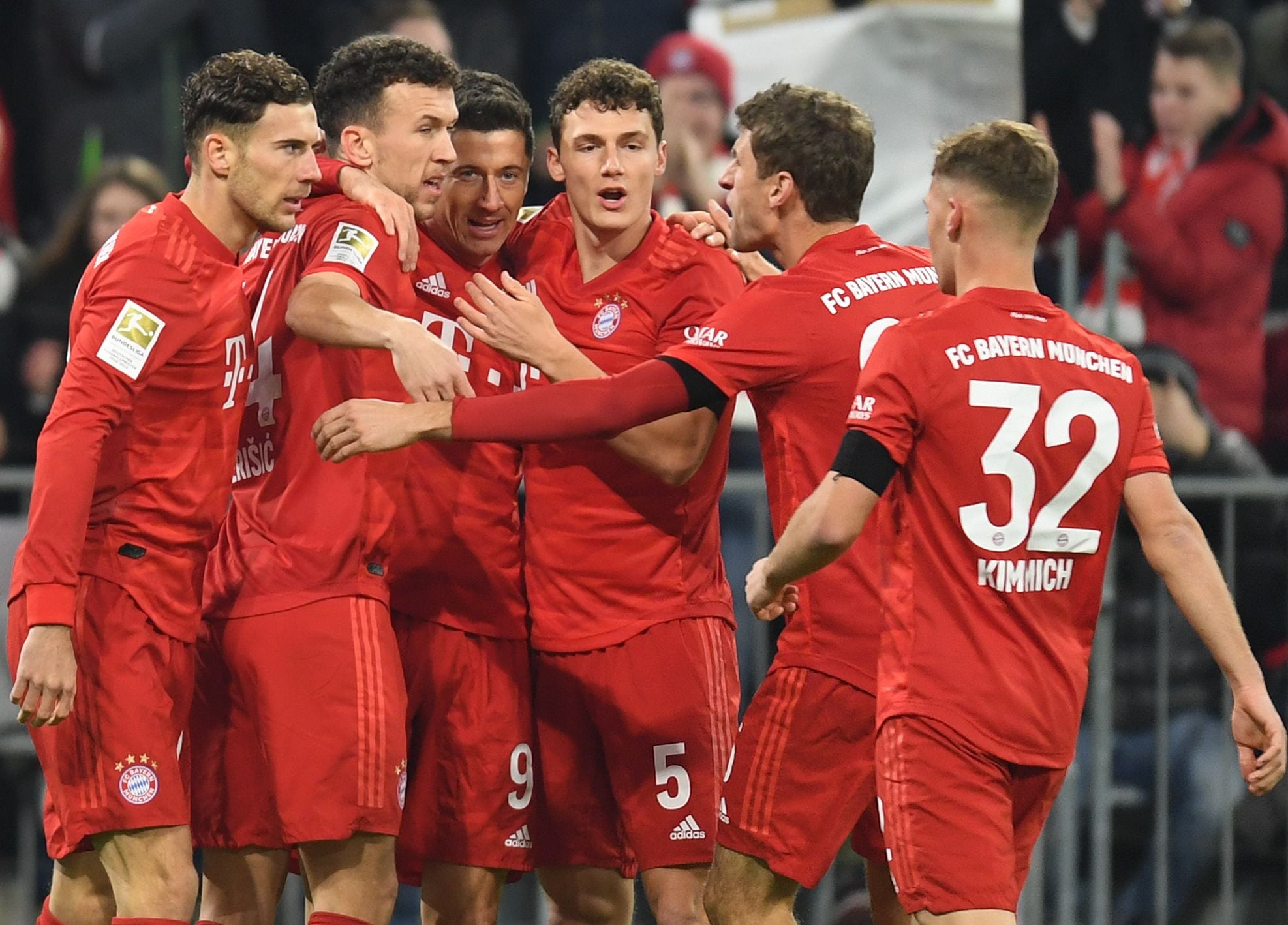 Selebrasi para pemain Bayern Muenchen usai menjebol gawang Schalke 04 dalam laga Bundesliga.