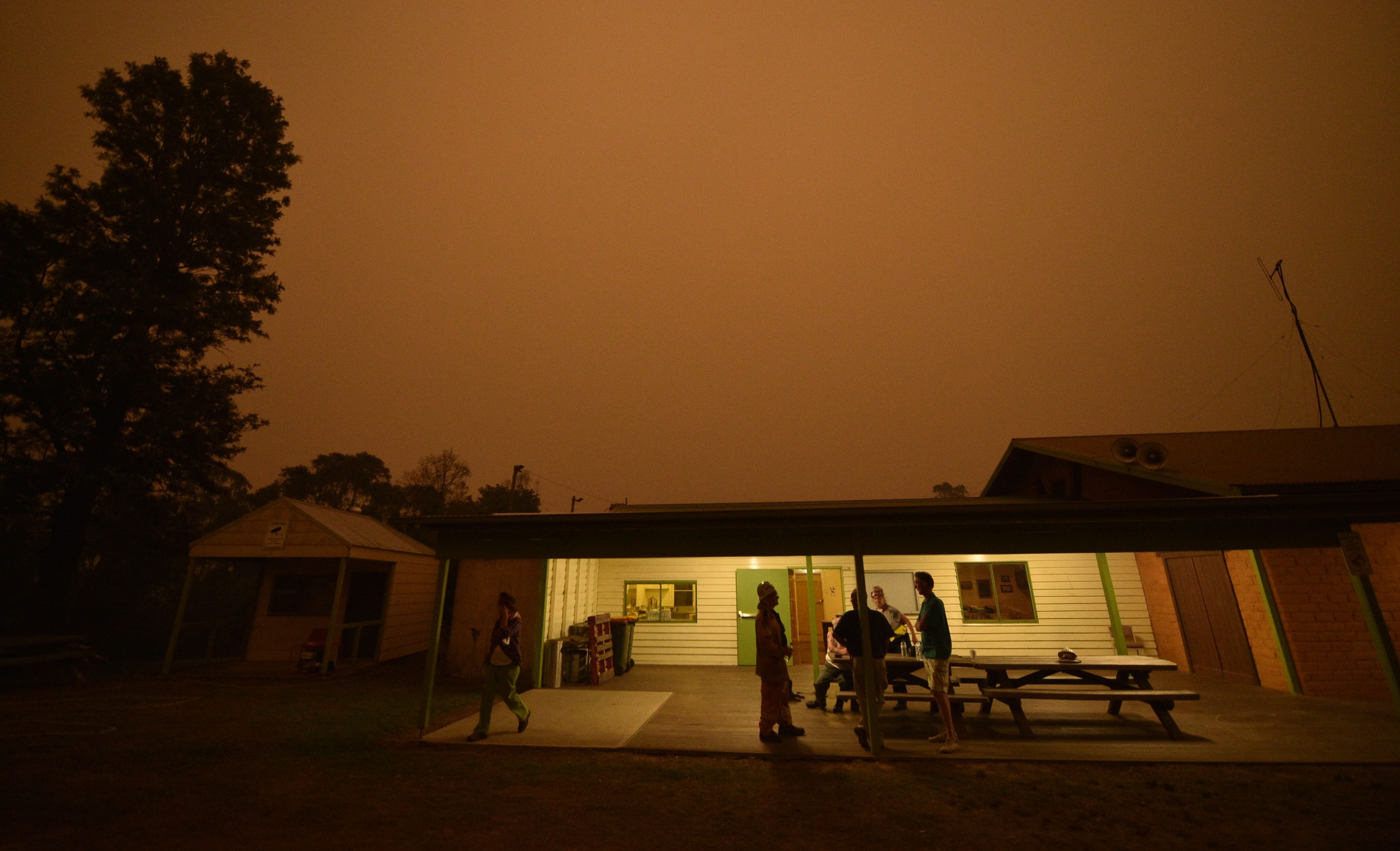 Langit berwarna oranye di Kota Towamba, New South Wales, akibat kebakarah hutan yang melanda Australia