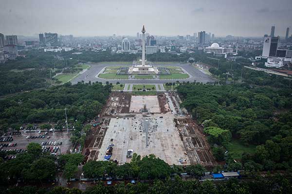 Suasana pembangunan Plaza Selatan Monumen Nasional (Monas) di Jakarta, Senin (20/1/2020).