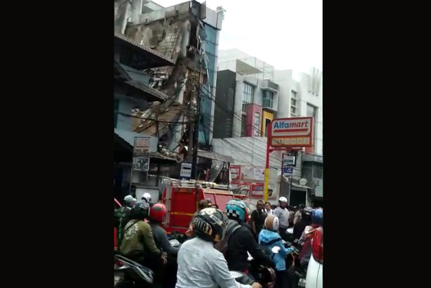 Bangunan ambruk di Slipi Jaya