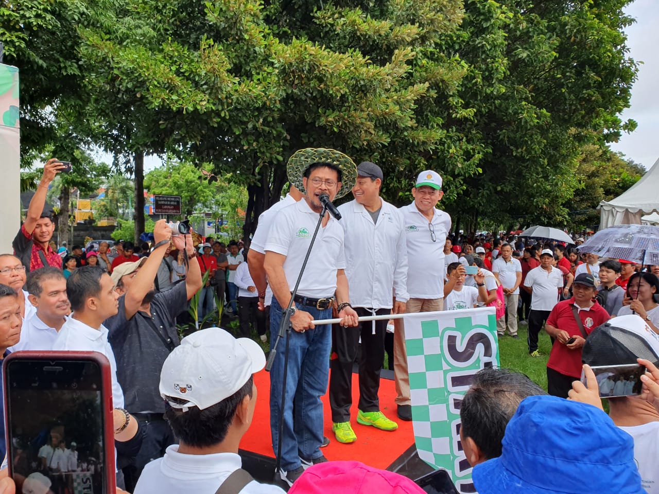 Mentan Syahrul Yasin Limpo (kiri) sesaat sebelum melepas pelaksaan kegiatan jalan santai di Bali