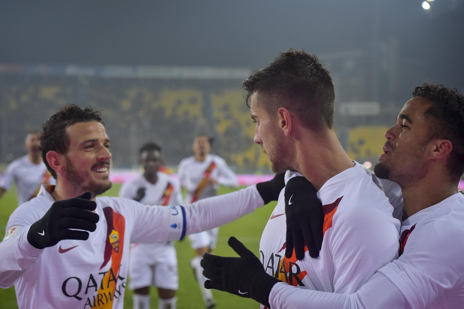 Para pemain AS Roma melakukan selebrasi usai mencetak gol ke gawang Parma