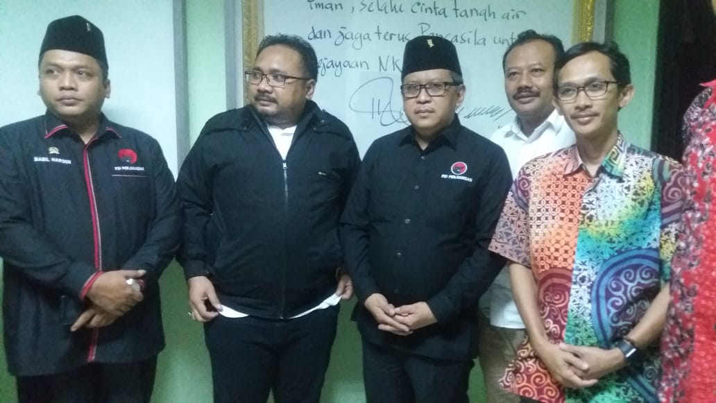 Ketua Umum GP Ansor Gus Yaqut menerima lawatan Sekretaris Jenderal DPP PDIP Hasto Kristiyanto di kantor DPP GP Ansor, Jakarta, Kamis (16/1).