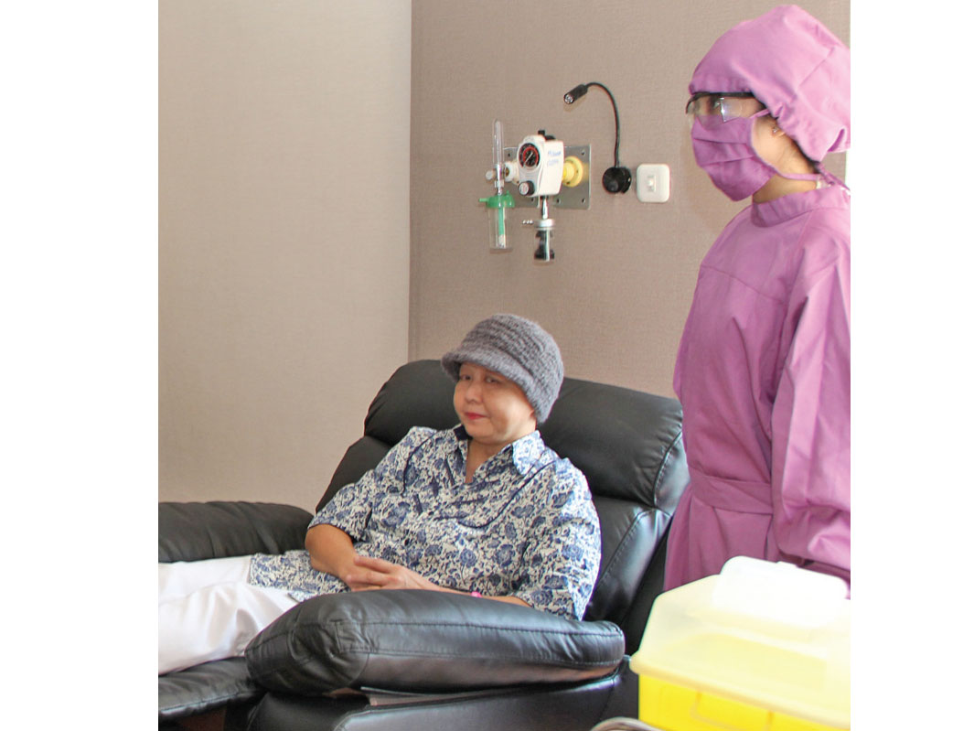 PENGOBATAN KANKER: Seorang pasien bersiap menjalani prosedur kemoterapi untuk pengobatan kanker di Jakarta, beberapa waktu lalu.