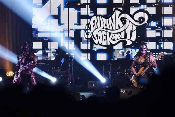 Kelompok musik rock Endank Soekamti dengan busana super hero menghibur penggemarnya saat tampil di Bekasi, Jawa Barat.